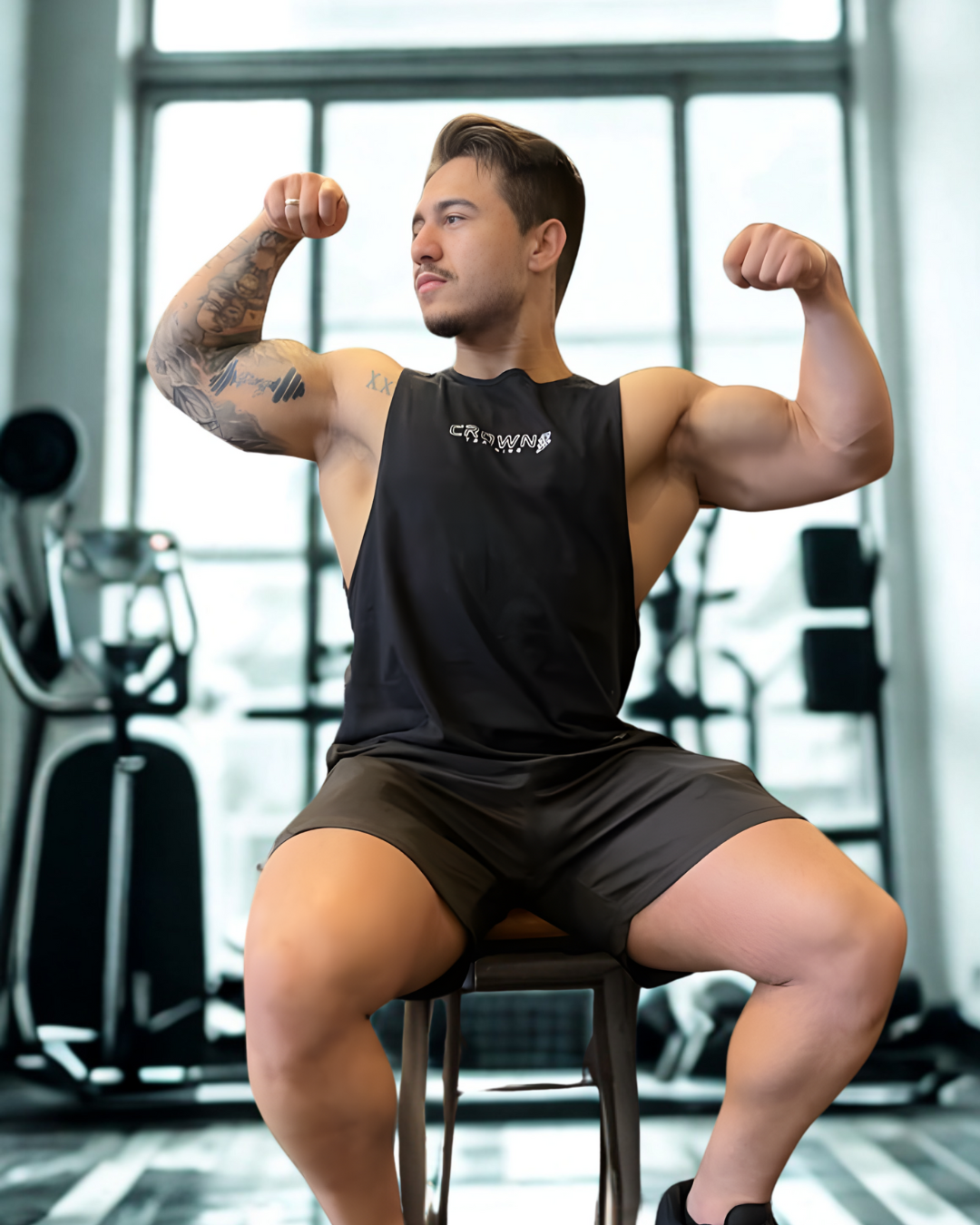 Everton demonstrando exercício de musculação - Personal Trainer certificado